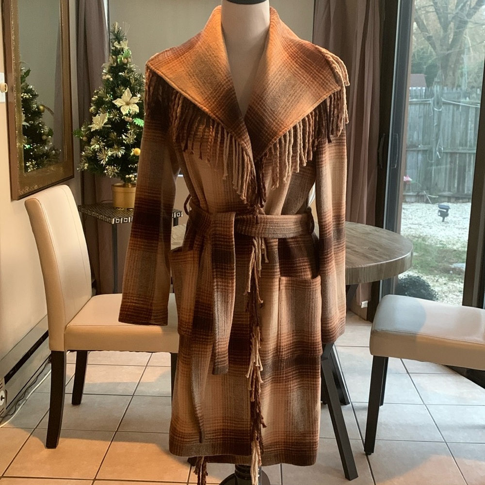 ELIE TAHARI- beautiful knee length belted coat, Unlined like a comfy blanket